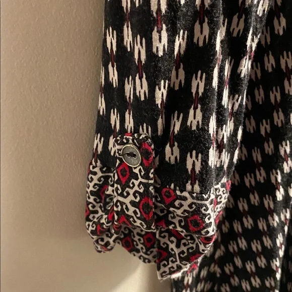 Patterned Button-Up Shirt - Picture 5 of 12